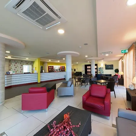 拉宁费雅酒店 3*