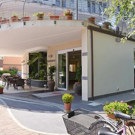 拉宁费雅酒店 3*