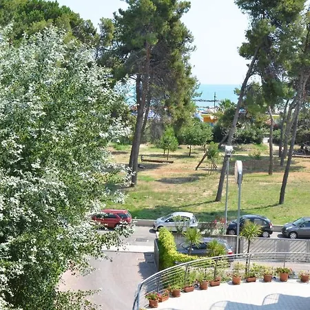 拉宁费雅酒店 Montesilvano Marina