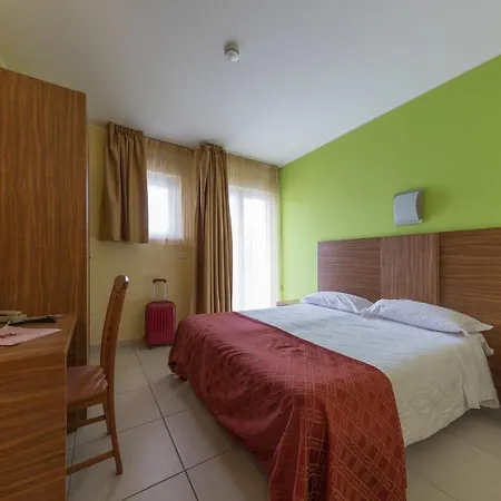 拉宁费雅酒店 3* Montesilvano Marina