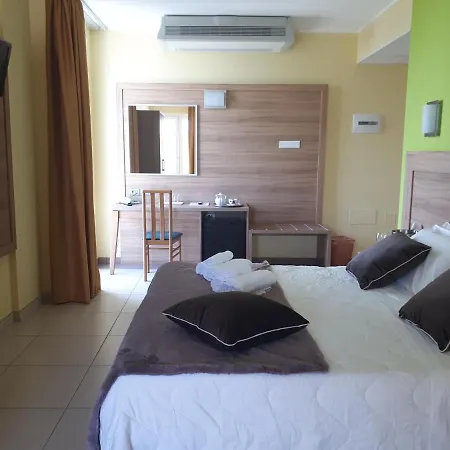 拉宁费雅酒店 3*